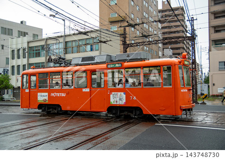 街中を走るオレンジ色の路面電車 街中を走るオレンジ色の路面電車 143748730