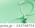 点滴チューブの三方活栓に直接接続された注射器（閉鎖式コネクタなし） 143748754