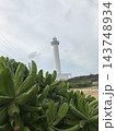 沖縄残波岬の灯台と砂浜 143748934