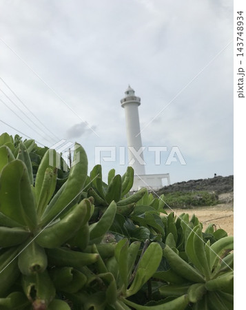 沖縄残波岬の灯台と砂浜 沖縄残波岬の灯台と砂浜 143748934