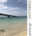 沖縄の青い海と砂浜 143749003