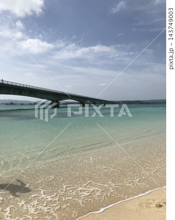 沖縄の青い海と砂浜 143749003