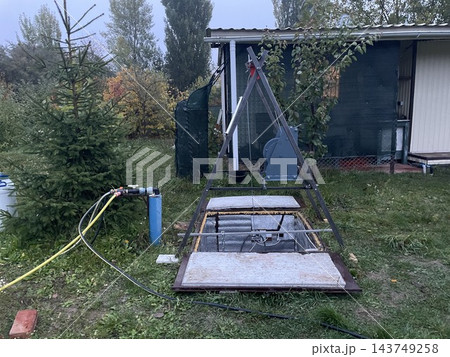Lifting and lowering equipment for borehole pump Lifting and lowering equipment for borehole pump 143749258