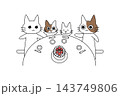 いちごケーキを楽しむ猫の家族のイラスト 143749806