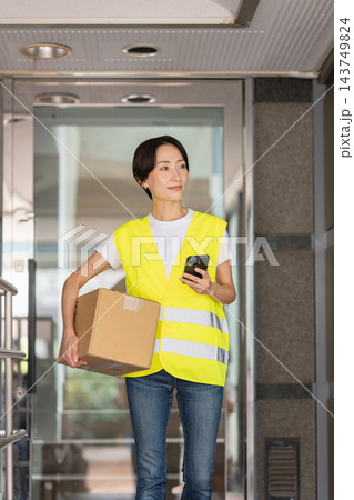 荷物を運ぶ女性 143749824