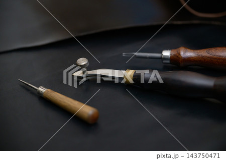 レザークラフト用工具と革素材 143750471