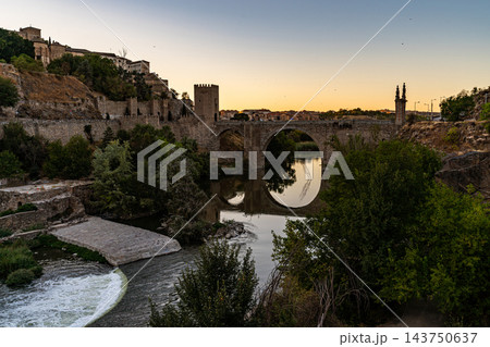 Reflected Arch of Puente de Alcantara at Sunset, Toledo 143750637