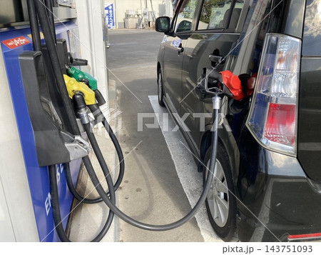 ガソリンスタンドで給油する軽自動車 ガソリンスタンドで給油する軽自動車 143751093