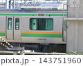 東京総合車両センターで洗車を受けるE231系電車 143751960