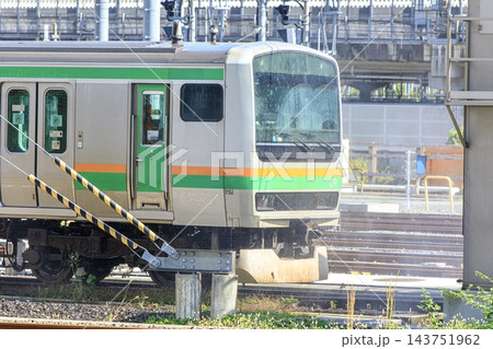 東京総合車両センターで洗車を受けるE231系電車 143751962