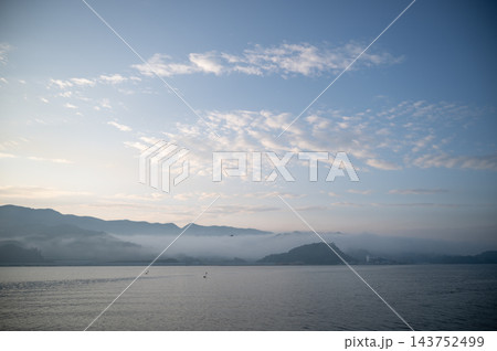 6月の日の出前に広がるうろこ雲の朝空と山裾を低く覆う幻想的な朝靄の風景 6月の日の出前に広がるうろこ雲の朝空と山裾を低く覆う幻想的な朝靄の風景 143752499