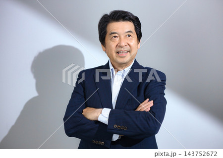 スーツの60代男性 143752672