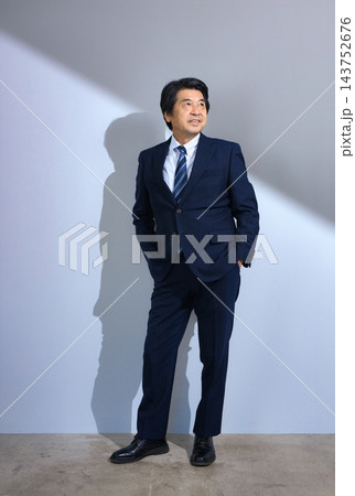 スーツの60代男性 143752676