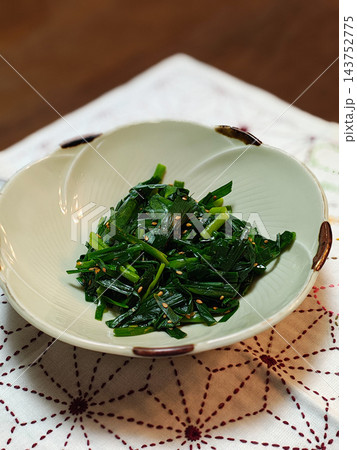 和陶器に盛り付けられた手作りのニラのナムル（ニラのごま和え） 143752775