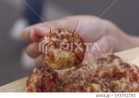 美味しそうな大阪名物のたこ焼き 143752793