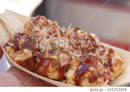 美味しそうな大阪名物のたこ焼き 143752800