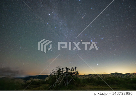 日本の兵庫県の上山高原の美しい秋の星空 日本の兵庫県の上山高原の美しい秋の星空 143752986