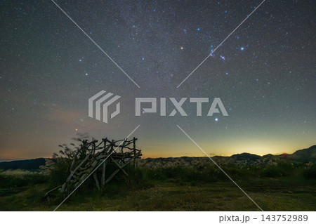 日本の兵庫県の上山高原の美しい秋の星空 日本の兵庫県の上山高原の美しい秋の星空 143752989