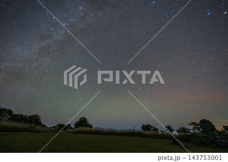 日本の兵庫県の上山高原の美しい秋の星空 日本の兵庫県の上山高原の美しい秋の星空 143753001