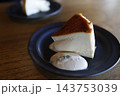 とろけるチーズケーキの断面。こんがり焼き色と濃厚な質感 143753039