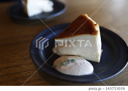 とろけるチーズケーキの断面。こんがり焼き色と濃厚な質感 143753039
