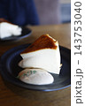 とろけるチーズケーキの断面。こんがり焼き色と濃厚な質感 143753040