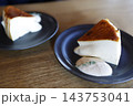 とろけるチーズケーキの断面。こんがり焼き色と濃厚な質感 143753041
