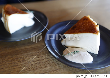 とろけるチーズケーキの断面。こんがり焼き色と濃厚な質感 とろけるチーズケーキの断面。こんがり焼き色と濃厚な質感 143753041