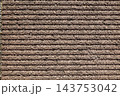 茶色の背景。横縞状の溝と粗い凹凸テクスチャ。 143753042