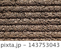 茶色の背景。横縞状の溝と粗い凹凸テクスチャ。 143753043