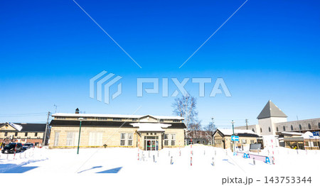 北海道美瑛町にあるJR美瑛駅前の雪が積もっている冬の風景 北海道美瑛町にあるJR美瑛駅前の雪が積もっている冬の風景 143753344