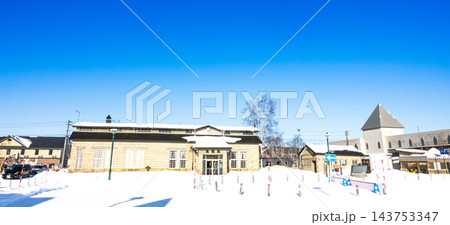 北海道美瑛町にあるJR美瑛駅前の雪が積もっている冬の風景 143753347