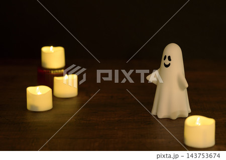 オバケとロウソクのハロウィンイメージ 143753674