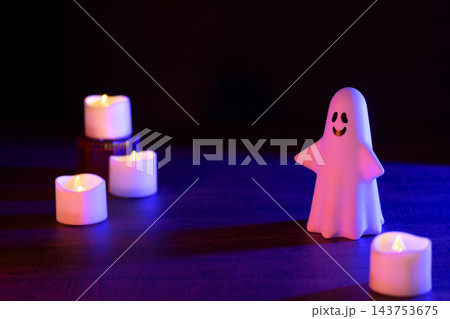 オバケとロウソクのハロウィンイメージ(カラーライト使用) オバケとロウソクのハロウィンイメージ(カラーライト使用) 143753675