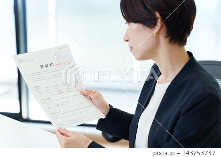 督促状を受け取るビジネスウーマン 143753737