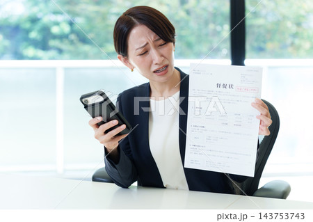 督促状を受け取るビジネスウーマン 143753743