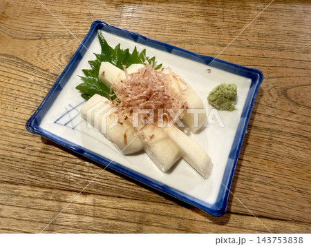 大葉とわさびを添えた長芋のたまり漬け 大葉とわさびを添えた長芋のたまり漬け 143753838