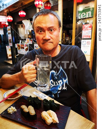立呑寿司屋でハイボール 143753841