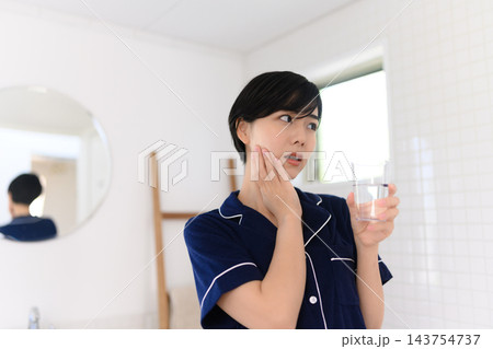 歯の痛みを感じる女性の日常 歯の痛みを感じる女性の日常 143754737
