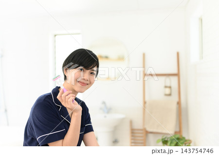 バスルームでカミソリを持つ日本人女性 バスルームでカミソリを持つ日本人女性 143754746