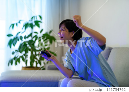 ゲームで勝利して喜ぶ若い女性 143754762