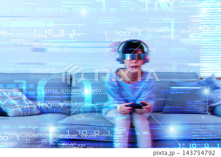 VRゴーグルでゲームを楽しむ女性 VRゴーグルでゲームを楽しむ女性 143754792
