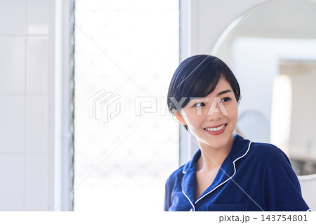 室内で笑顔を見せる日本人女性 室内で笑顔を見せる日本人女性 143754801