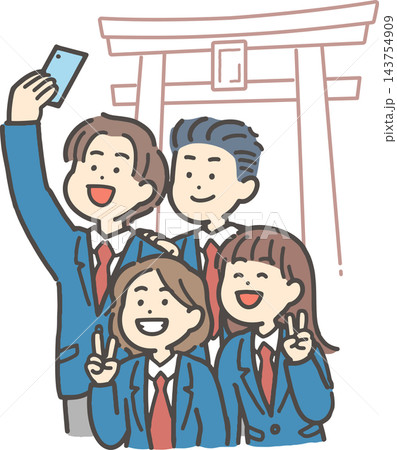 鳥居の前で自撮りする中学生・高校生の4人 143754909