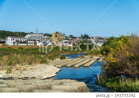 川と住宅街と青空の風景 川と住宅街と青空の風景 143755242
