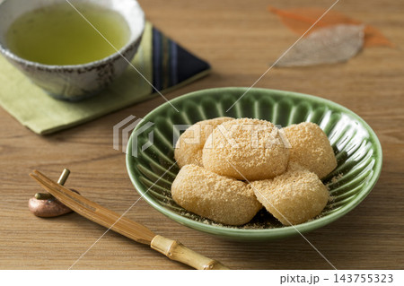 きなこわらび餅の皿もりとお茶イメージ きなこわらび餅の皿もりとお茶イメージ 143755323