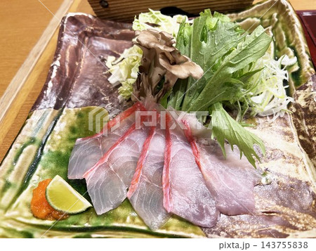 新鮮な金目鯛のしゃぶしゃぶと野菜の盛合せ 143755838