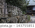 石仏が並ぶ門前 143755851