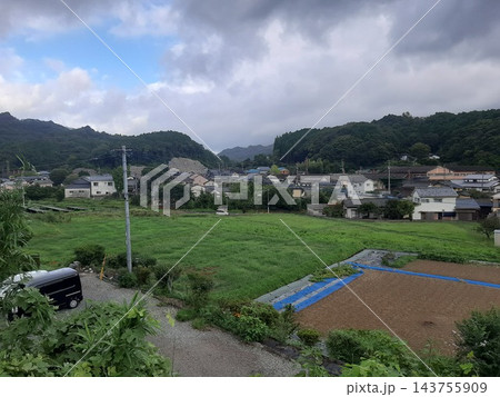 田舎の長閑な風景　曇り空 143755909
