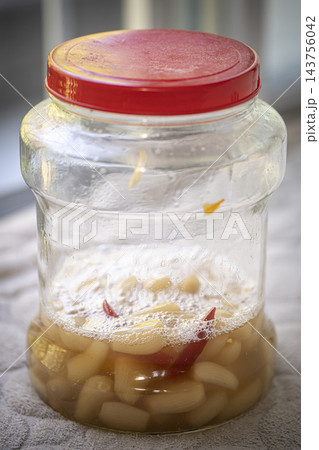 自家製のらっきょうの甘酢漬け 143756042